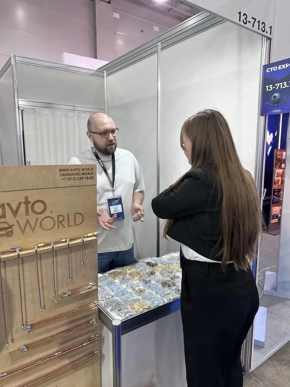 Консультация посетителей на стенде Авто Ворлд