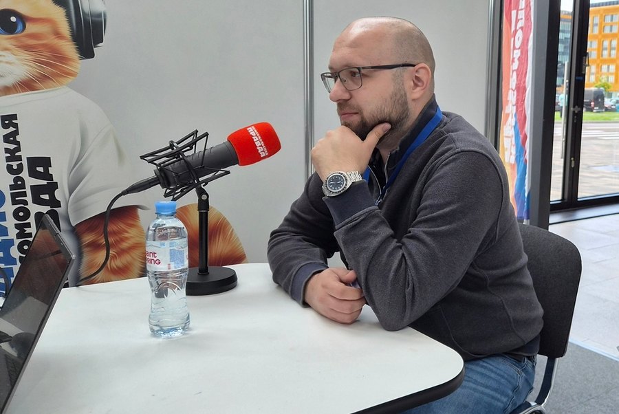 Фёдор Савин, основатель Авто Ворлд, в открытой студии радио «Комсомольская правда в Петербурге» на выставке MIMS-2026